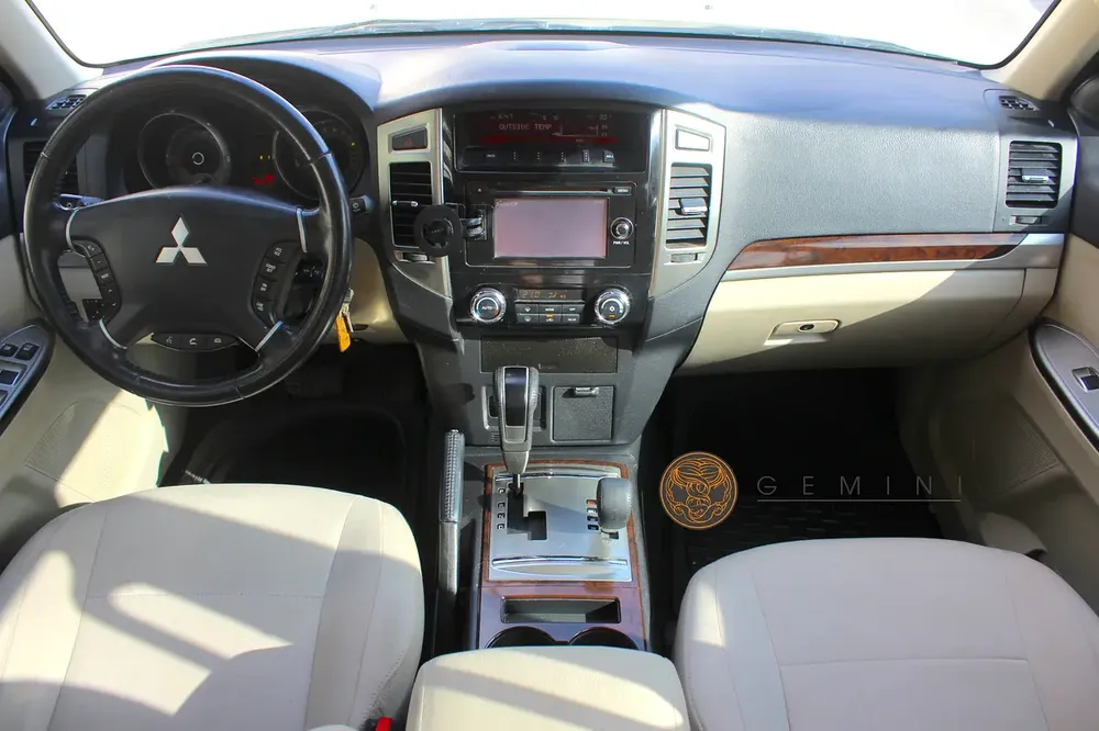 Mitsubishi Pajero 3.5 Gold Edition 2017 GCC Spec - Image 12