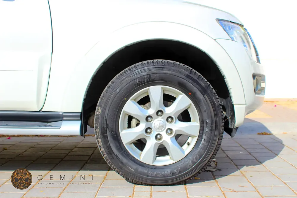 Mitsubishi Pajero 3.5 Gold Edition 2017 GCC Spec - Image 9