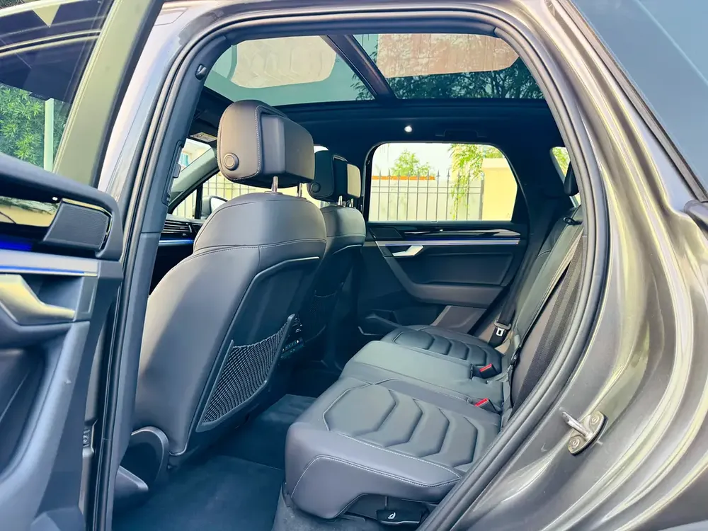Volkswagen Touareg R-Line 2021 | Full Option | GCC | Volkswagen Warranty Top Condition - Image 16