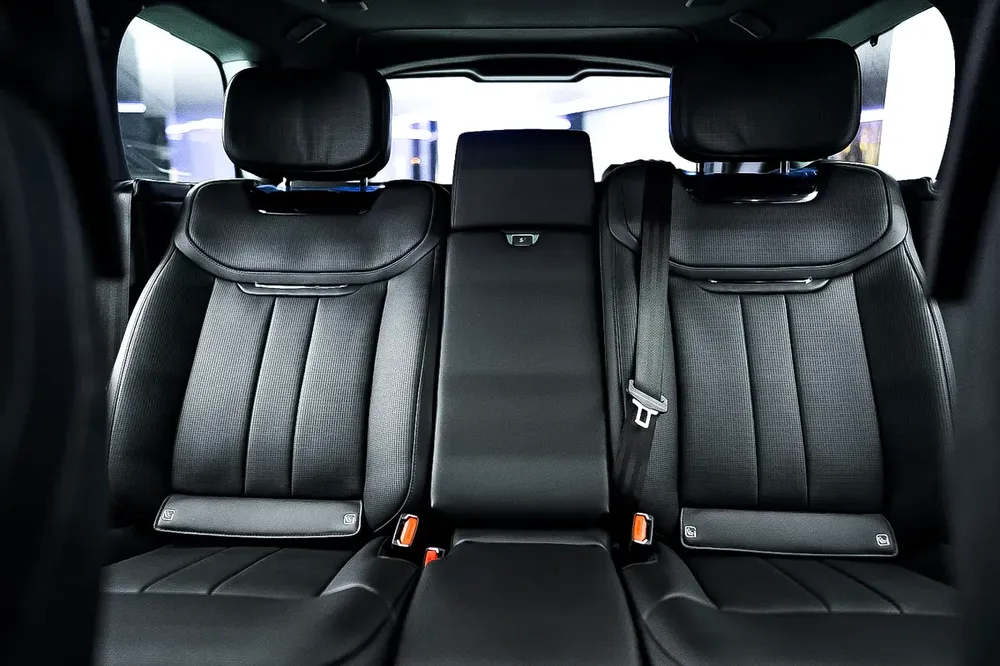 2023 RANGE ROVER SV P530 | REAR TVS | LEG REST TWO TONE INTERIOR | GCC | - Image 11