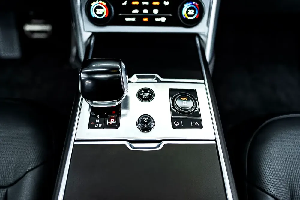 2023 RANGE ROVER SV P530 | REAR TVS | LEG REST TWO TONE INTERIOR | GCC | - Image 13