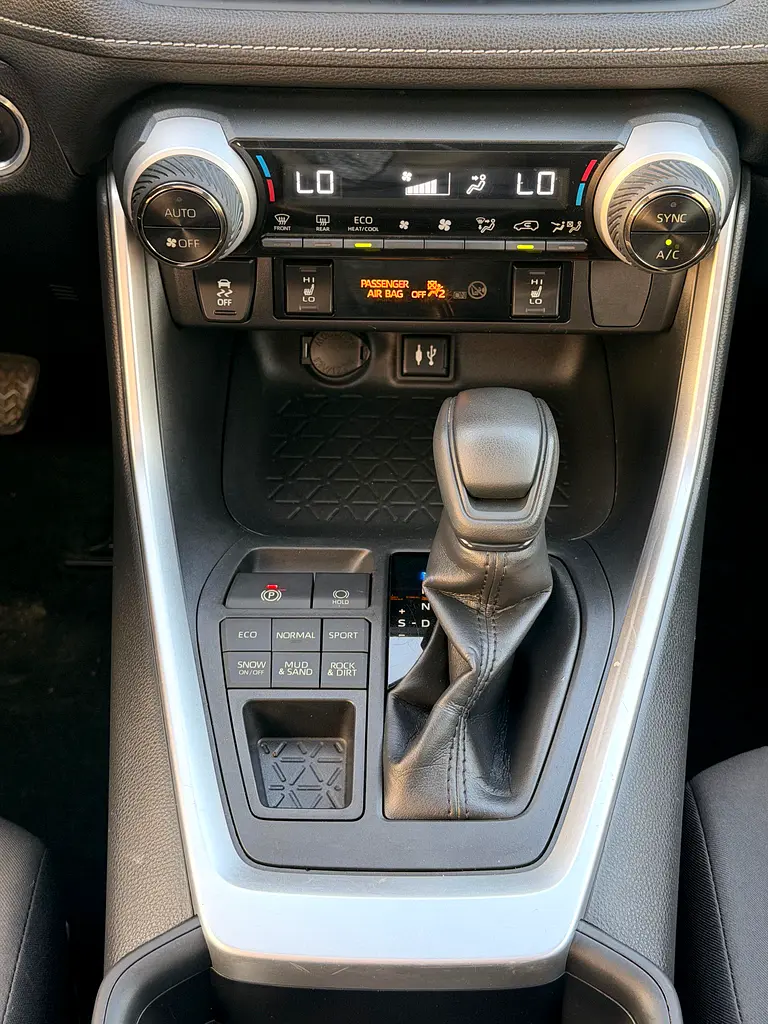 2019 Toyota RAV4 XLE Premium -Well Maintained 4X4 - Image 4