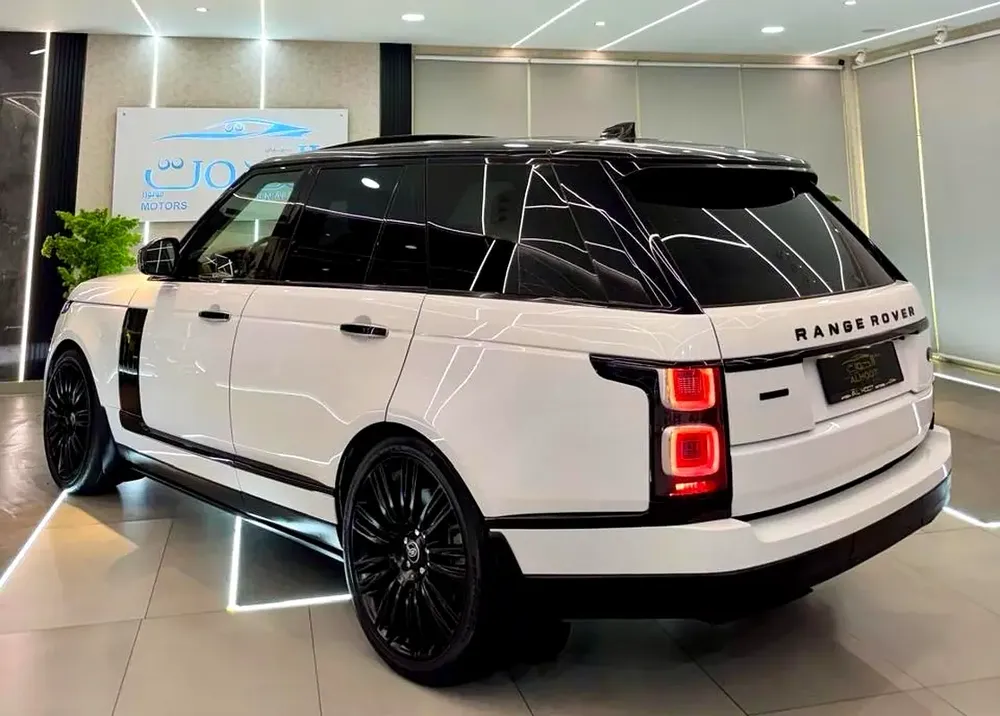 AUTOBIOGRAPHY RANGE ROVER VOGUE || GCC II FULLY LOADED || PERFECT CONDITION || ACCIDENT FREE - Image 8