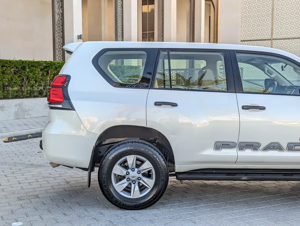 TOYOTA PRADO 2023 GCC V4 2.7L LOW MILEAGE ORIGINAL PAINT IN EXCELLENT CONDITION - Image 12