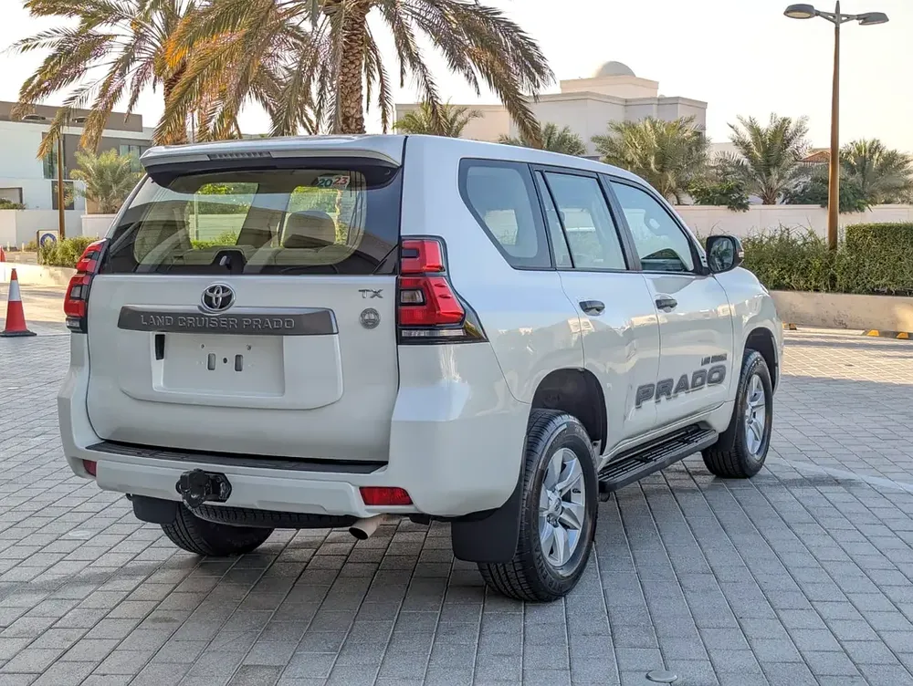 TOYOTA PRADO 2023 GCC V4 2.7L LOW MILEAGE ORIGINAL PAINT IN EXCELLENT CONDITION - Image 15