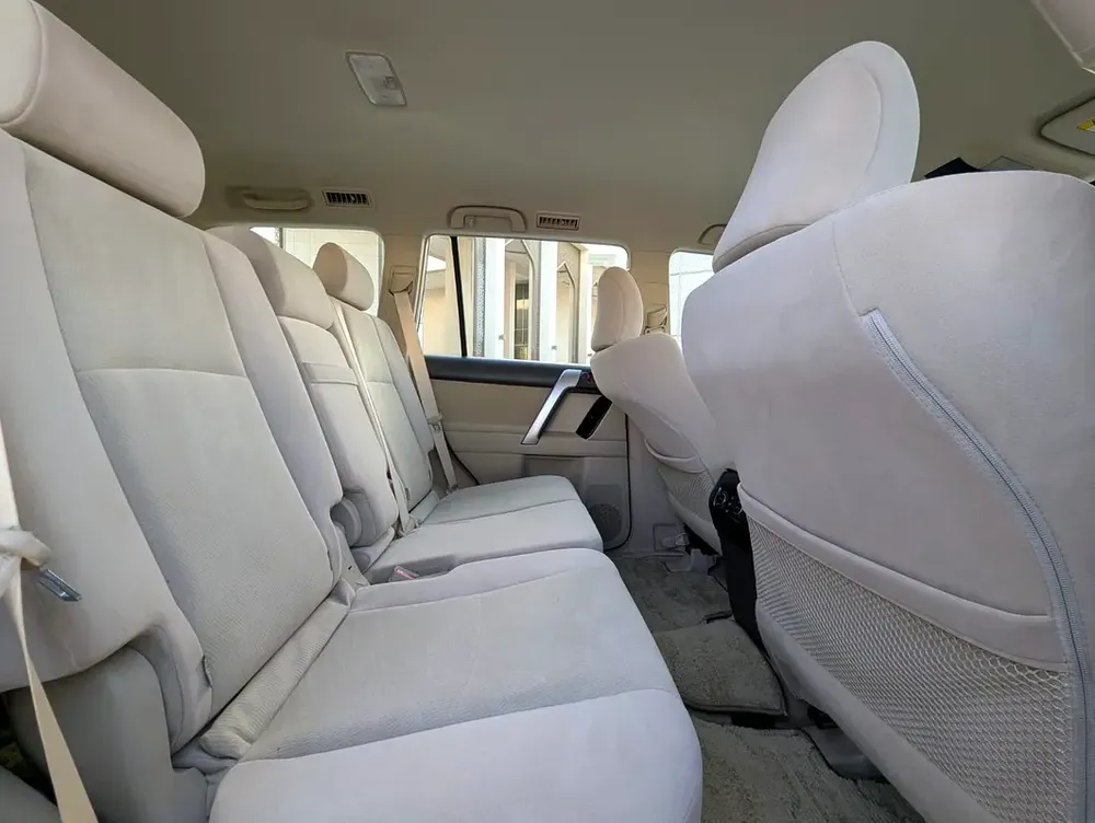 TOYOTA PRADO 2023 GCC V4 2.7L LOW MILEAGE ORIGINAL PAINT IN EXCELLENT CONDITION - Image 4