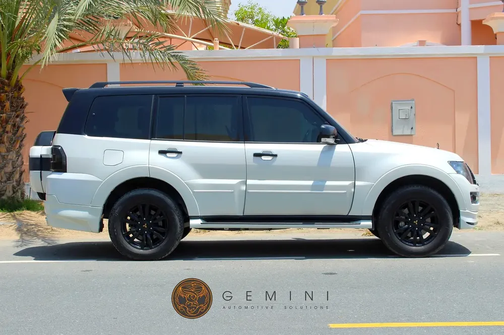 Mitsubishi Pajero 3.8 4WD Signature Edition 2020 w/ FULL HISTORY - Image 4