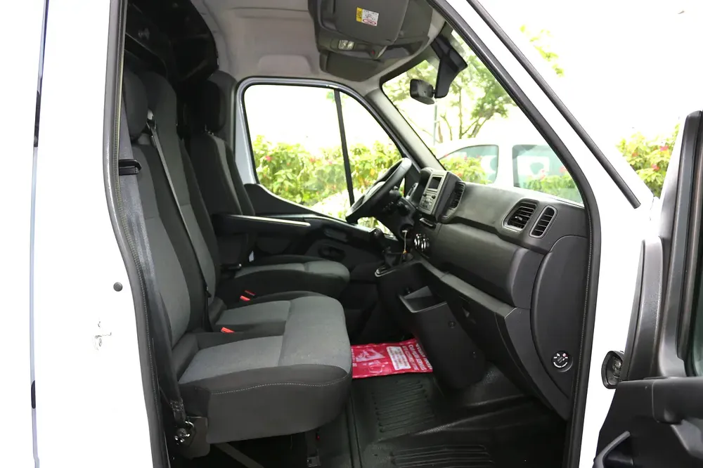 2025 Renault Master 2.3T Panel Van (L4H3) - GCC Specs - Image 9
