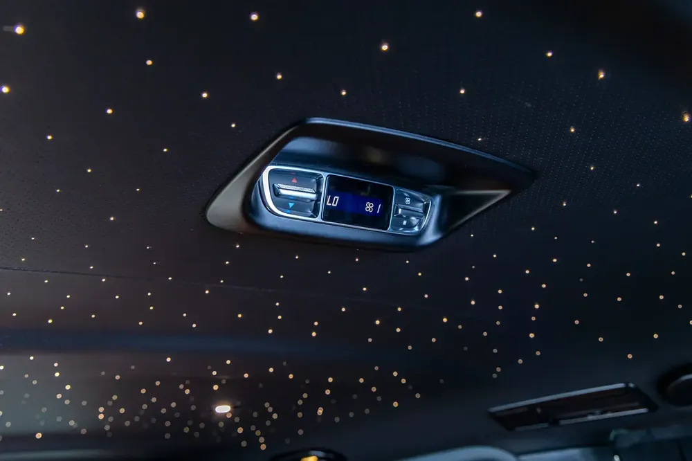 Mercedes V300 Maybach | 2025 GCC | With Warranty | VIP Interior | PS5  Smart TV 43” - Image 11