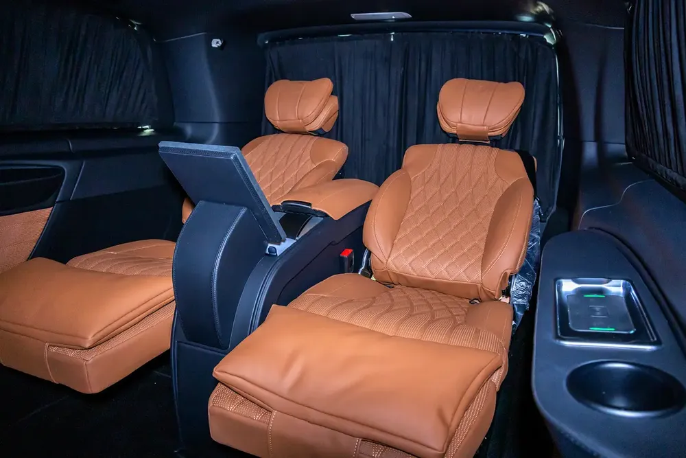 Mercedes V300 Maybach | 2025 GCC | With Warranty | VIP Interior | PS5  Smart TV 43” - Image 14
