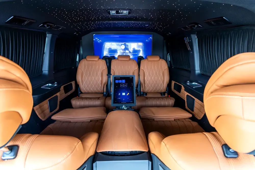 Mercedes V300 Maybach | 2025 GCC | With Warranty | VIP Interior | PS5  Smart TV 43” - Image 15
