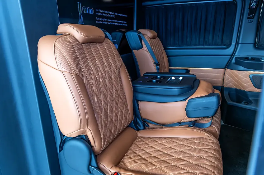 Mercedes V300 Maybach | 2025 GCC | With Warranty | VIP Interior | PS5  Smart TV 43” - Image 18