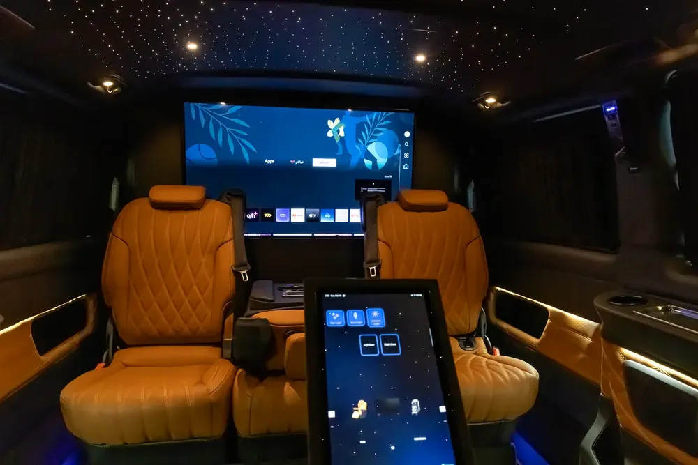 Mercedes V300 Maybach | 2025 GCC | With Warranty | VIP Interior | PS5  Smart TV 43” - Image 19