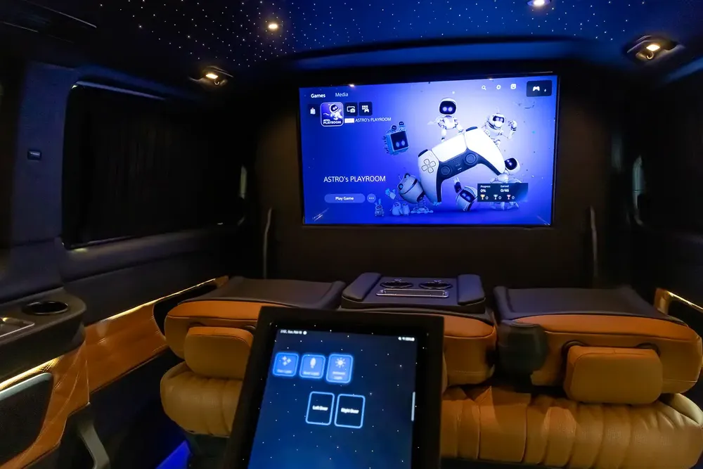 Mercedes V300 Maybach | 2025 GCC | With Warranty | VIP Interior | PS5  Smart TV 43” - Image 20