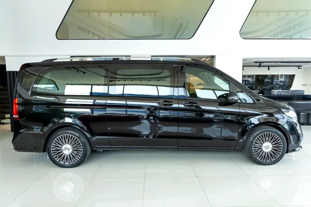 Mercedes V300 Maybach | 2025 GCC | With Warranty | VIP Interior | PS5  Smart TV 43” - Image 4