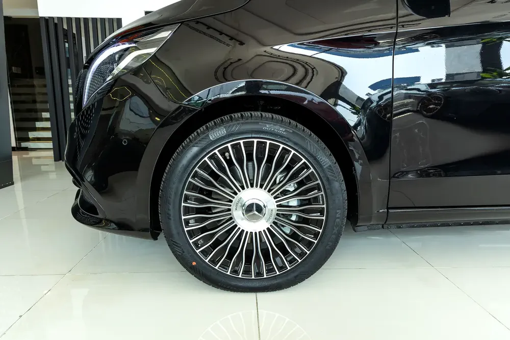 Mercedes V300 Maybach | 2025 GCC | With Warranty | VIP Interior | PS5  Smart TV 43” - Image 5