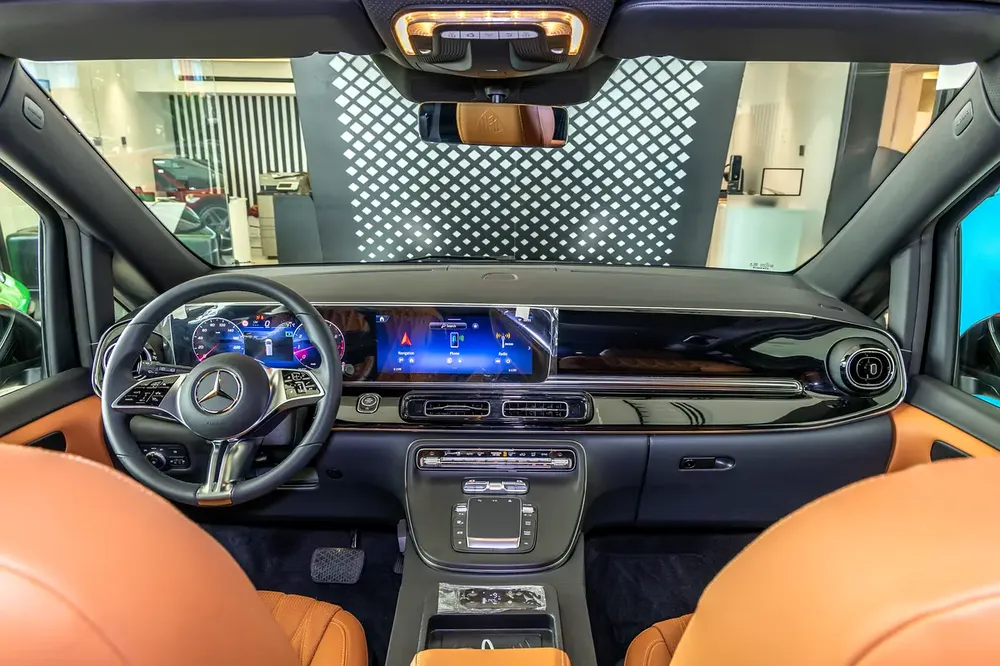 Mercedes V300 Maybach | 2025 GCC | With Warranty | VIP Interior | PS5  Smart TV 43” - Image 7