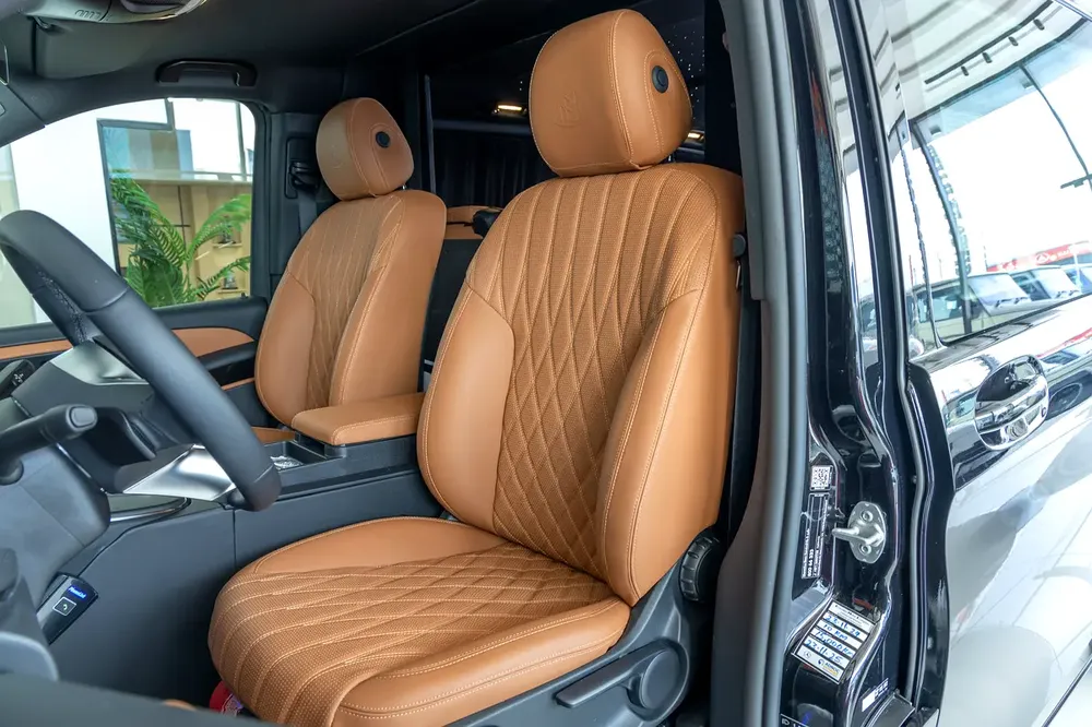 Mercedes V300 Maybach | 2025 GCC | With Warranty | VIP Interior | PS5  Smart TV 43” - Image 8