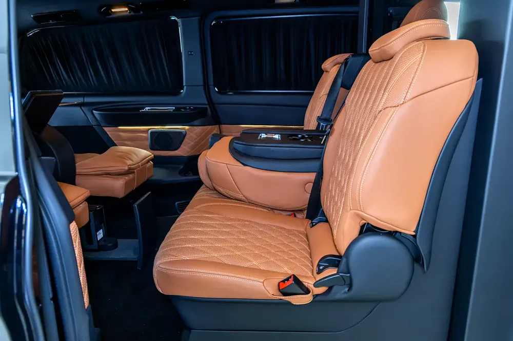 Mercedes V300 Maybach | 2025 GCC | With Warranty | VIP Interior | PS5  Smart TV 43” - Image 9