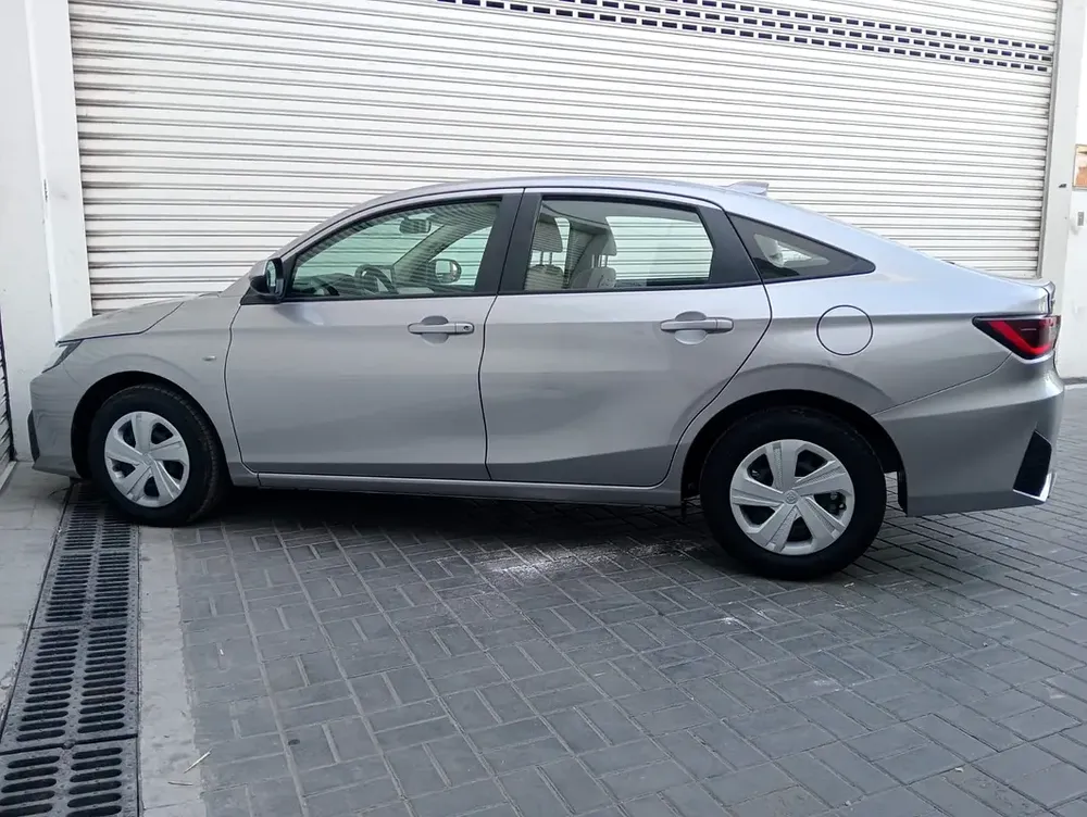 2023 Toyota Yaris SE - GCC Specs - Like New! - Image 5