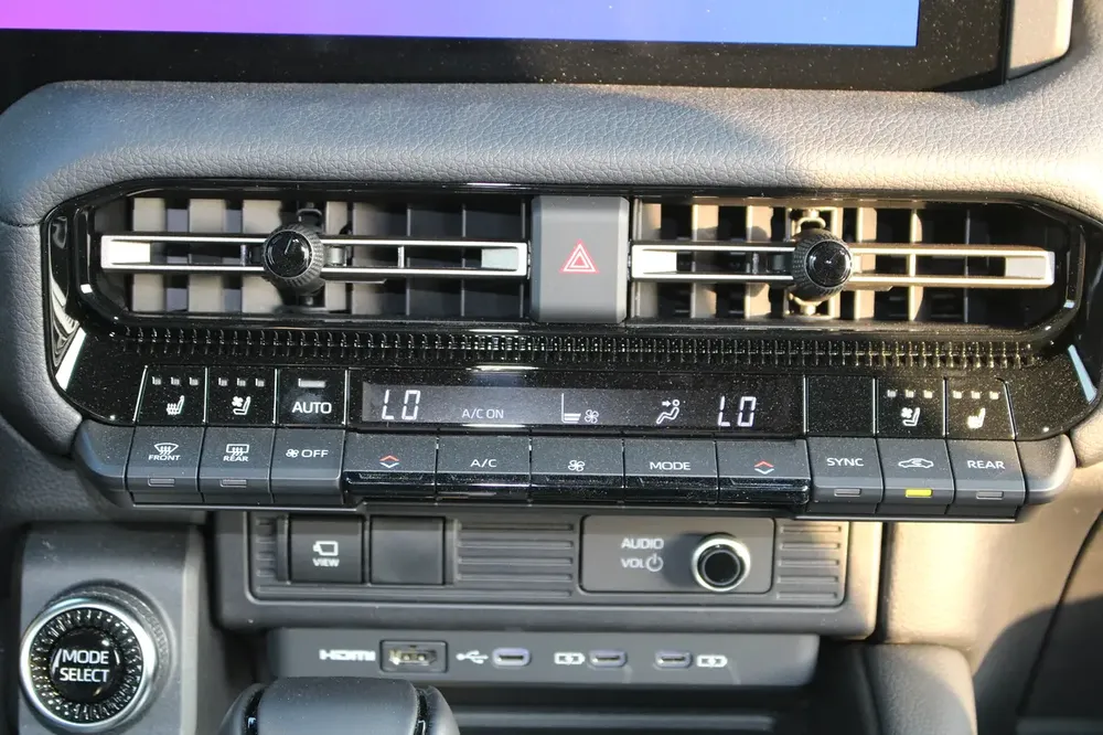 LHD - TOYOTA PRADO 2.4L PETROL 4WD LUXURY AUTO - ONLY CONGO - Image 7