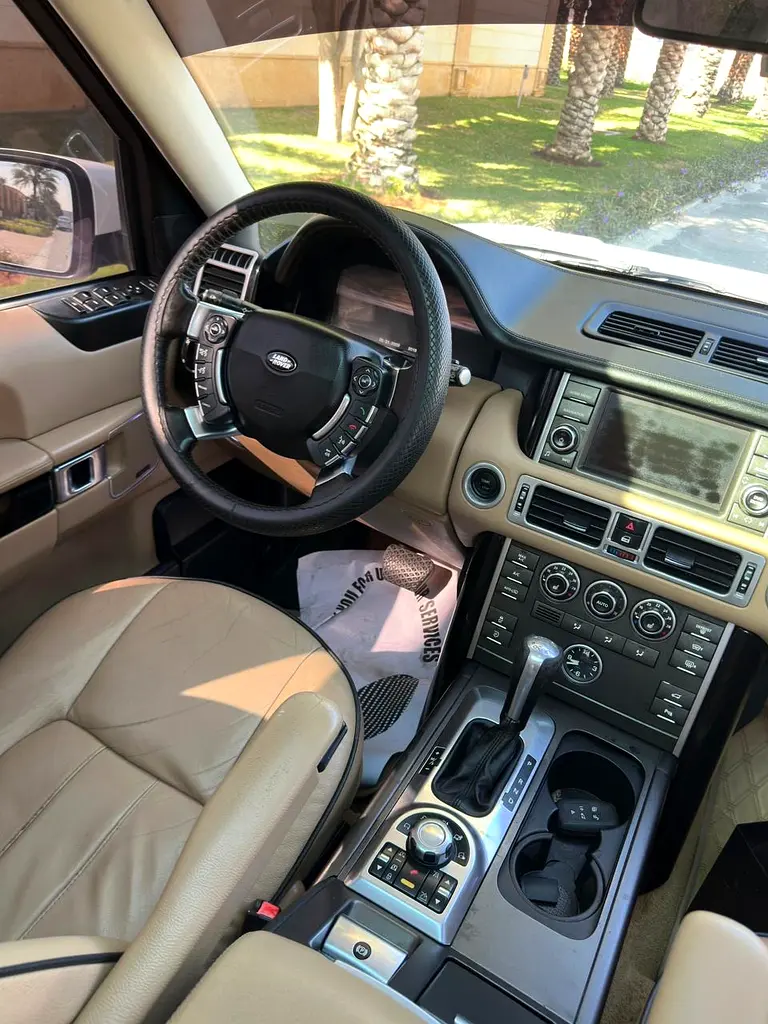 Range Rover HSE 2011 GCC top of the line in great condition - Image 10