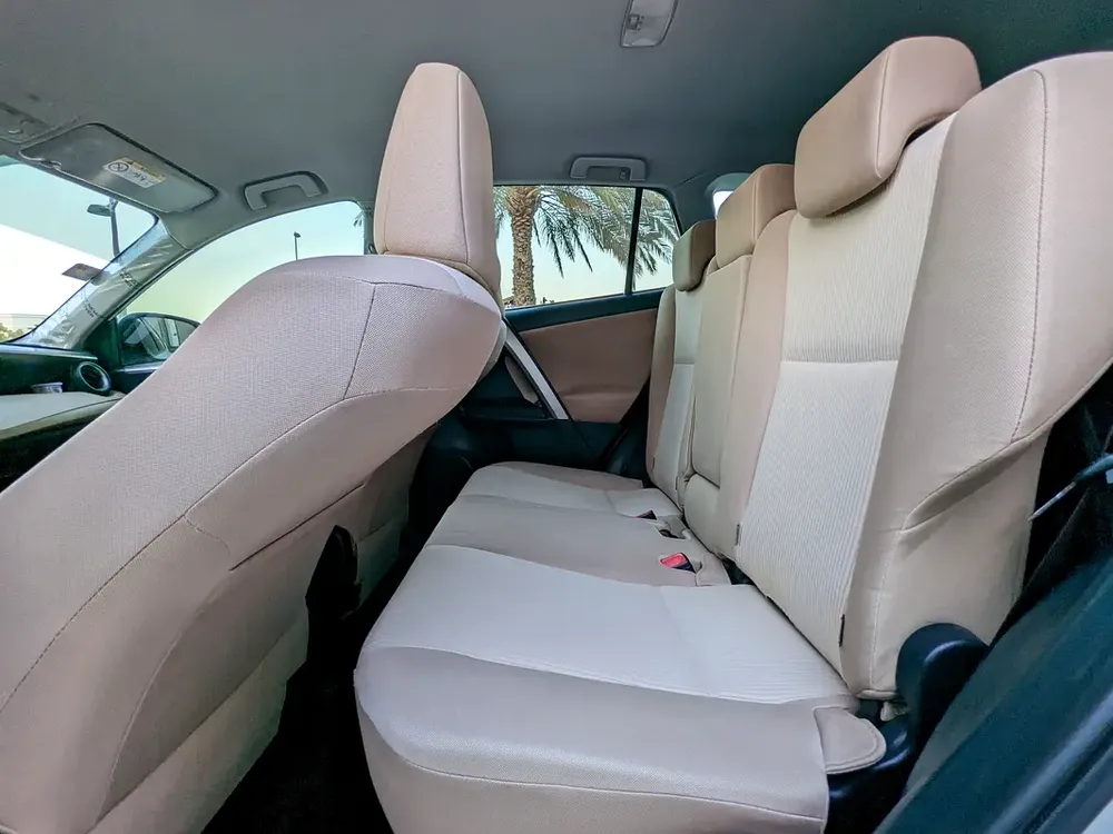 Toyota RAV4 GCC 2014 Prestine Condition Mid Option With Navigation Low KM Perfect Family SUV - Image 10