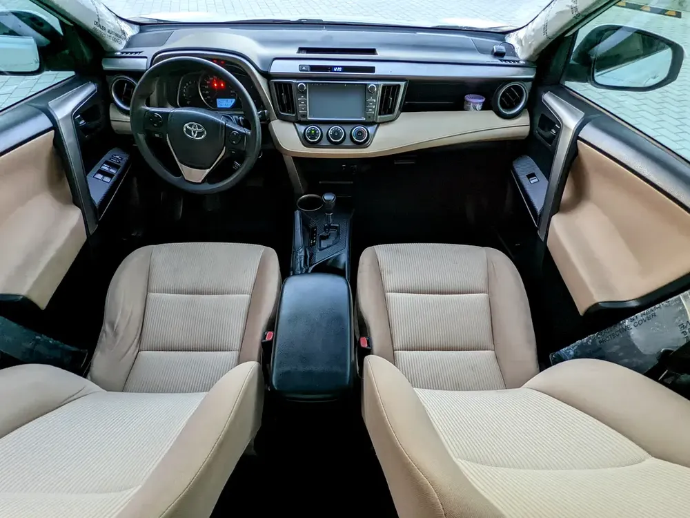 Toyota RAV4 GCC 2014 Prestine Condition Mid Option With Navigation Low KM Perfect Family SUV - Image 11