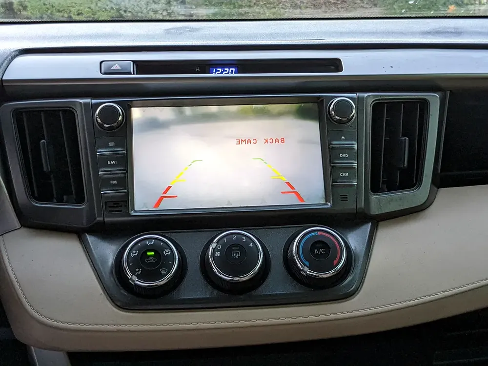 Toyota RAV4 GCC 2014 Prestine Condition Mid Option With Navigation Low KM Perfect Family SUV - Image 12