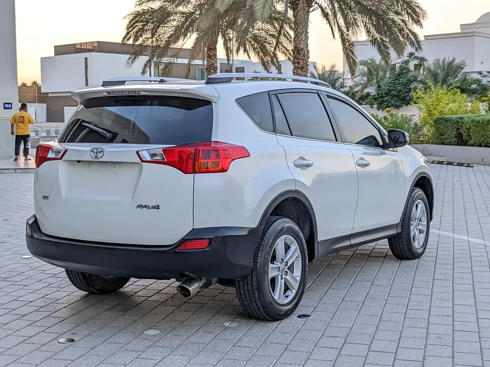 Toyota RAV4 GCC 2014 Prestine Condition Mid Option With Navigation Low KM Perfect Family SUV - Image 13