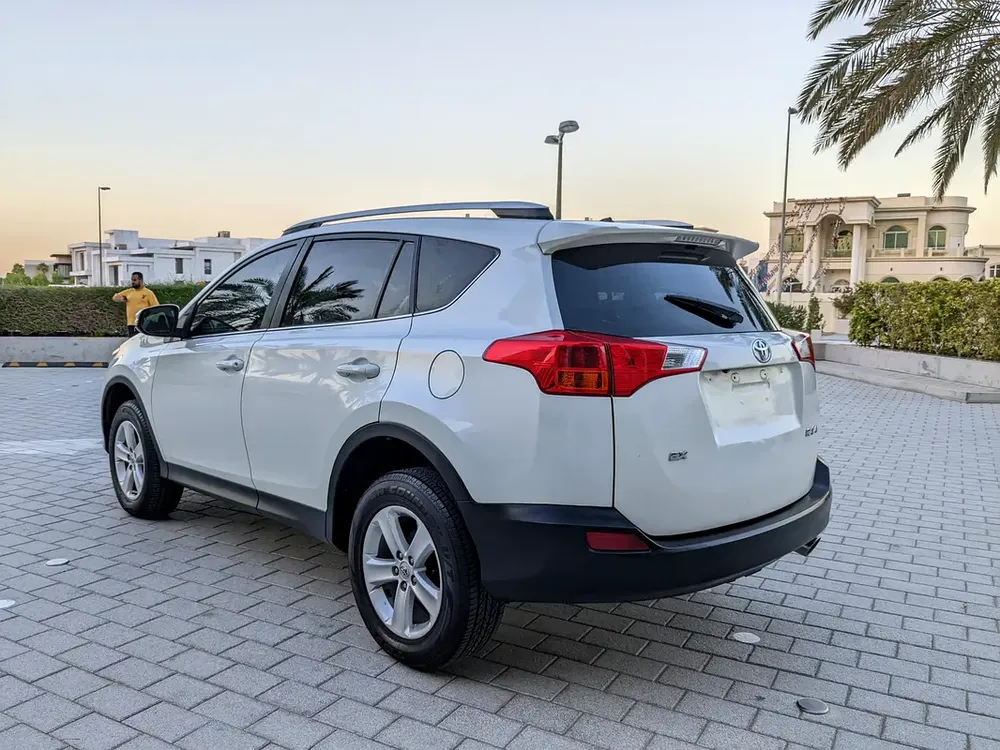 Toyota RAV4 GCC 2014 Prestine Condition Mid Option With Navigation Low KM Perfect Family SUV - Image 14