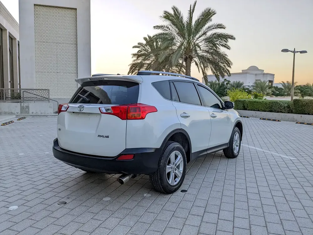 Toyota RAV4 GCC 2014 Prestine Condition Mid Option With Navigation Low KM Perfect Family SUV - Image 15