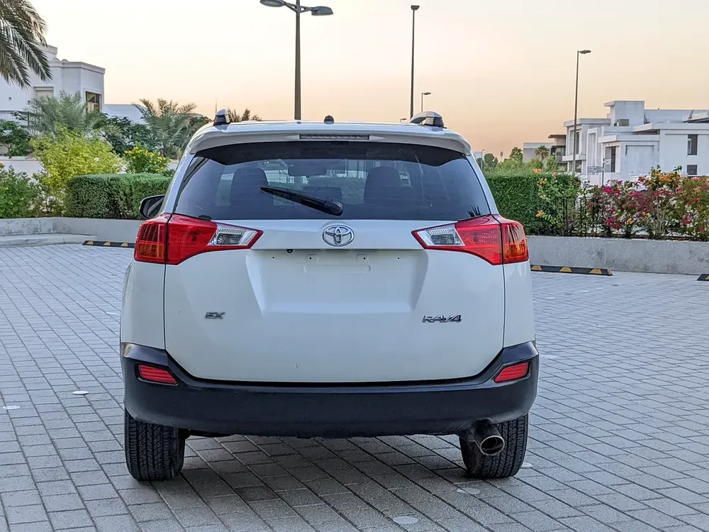 Toyota RAV4 GCC 2014 Prestine Condition Mid Option With Navigation Low KM Perfect Family SUV - Image 16