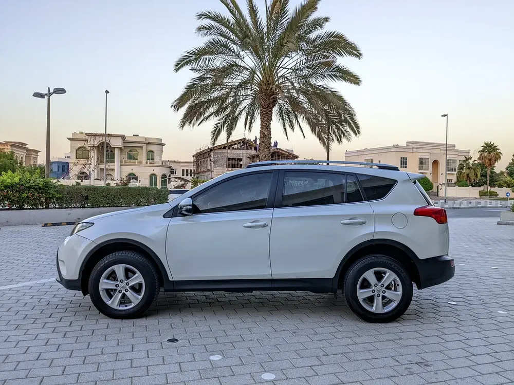 Toyota RAV4 GCC 2014 Prestine Condition Mid Option With Navigation Low KM Perfect Family SUV - Image 17