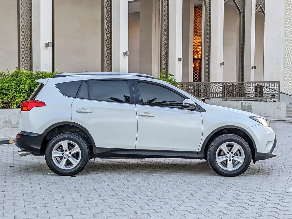 Toyota RAV4 GCC 2014 Prestine Condition Mid Option With Navigation Low KM Perfect Family SUV - Image 18