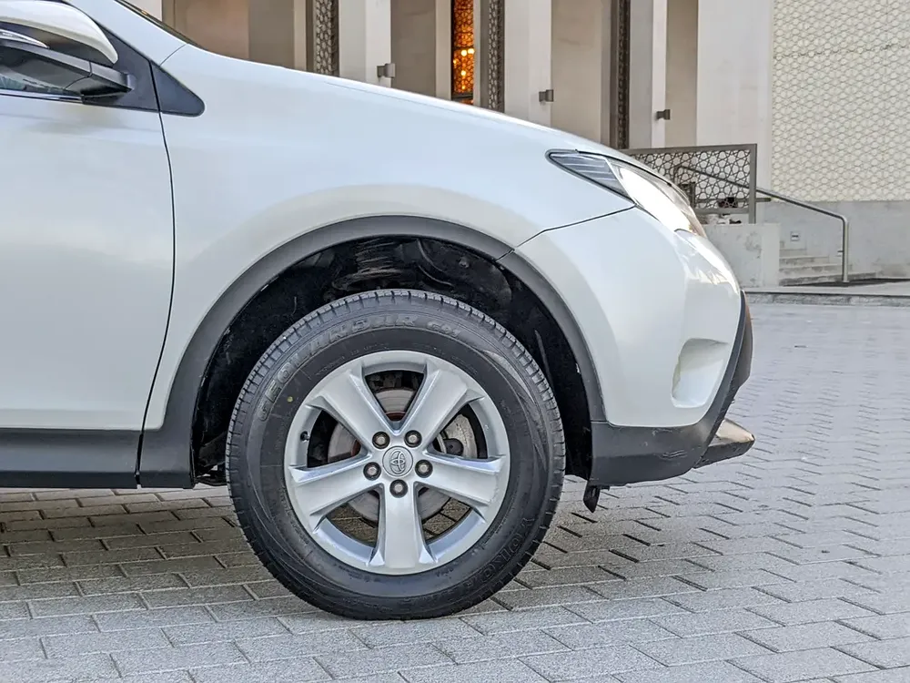 Toyota RAV4 GCC 2014 Prestine Condition Mid Option With Navigation Low KM Perfect Family SUV - Image 19