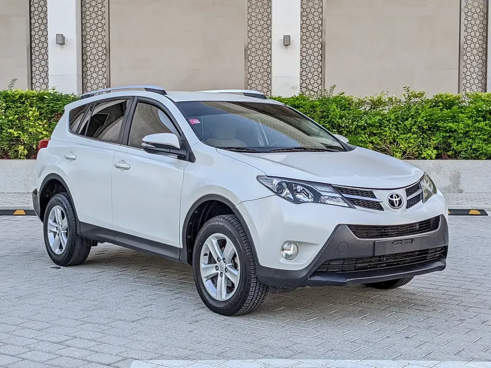 Toyota RAV4 GCC 2014 Prestine Condition Mid Option With Navigation Low KM Perfect Family SUV - Image 4