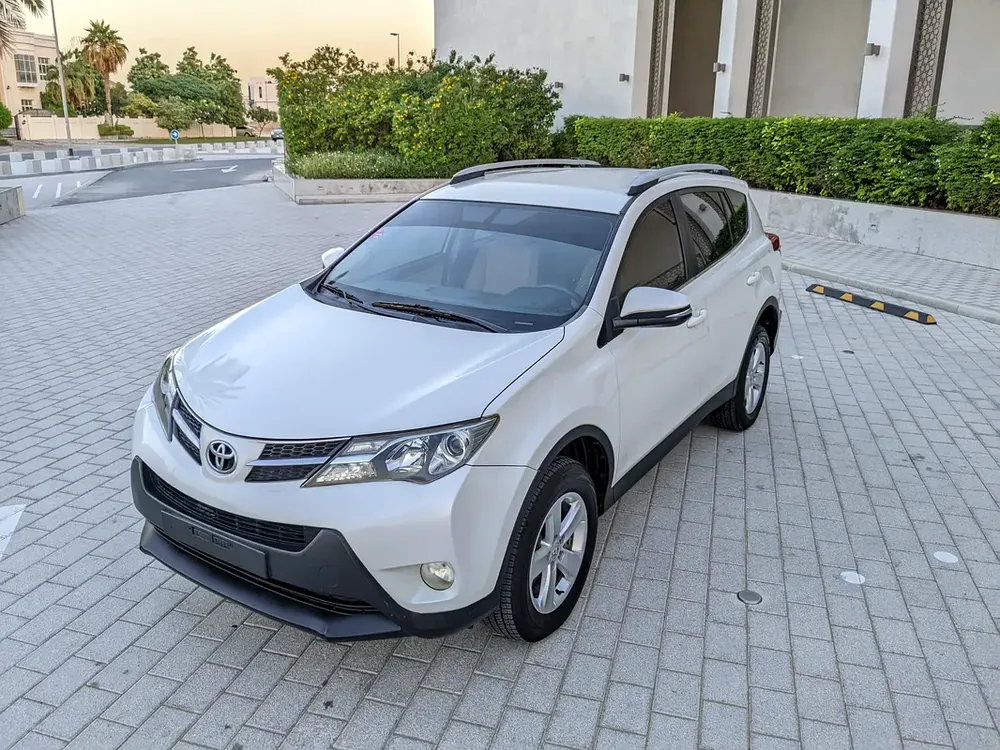 Toyota RAV4 GCC 2014 Prestine Condition Mid Option With Navigation Low KM Perfect Family SUV - Image 5