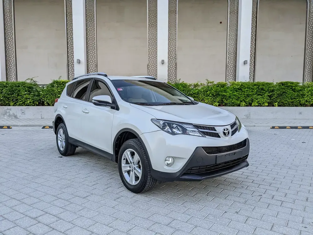 Toyota RAV4 GCC 2014 Prestine Condition Mid Option With Navigation Low KM Perfect Family SUV - Image 6