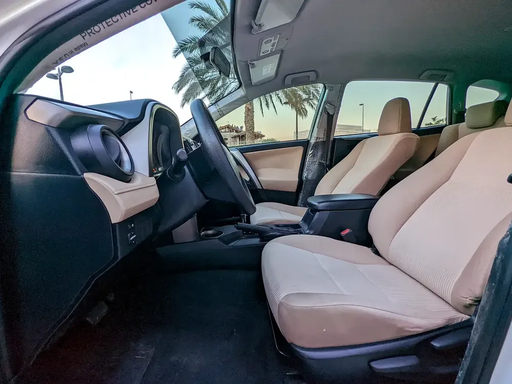Toyota RAV4 GCC 2014 Prestine Condition Mid Option With Navigation Low KM Perfect Family SUV - Image 7