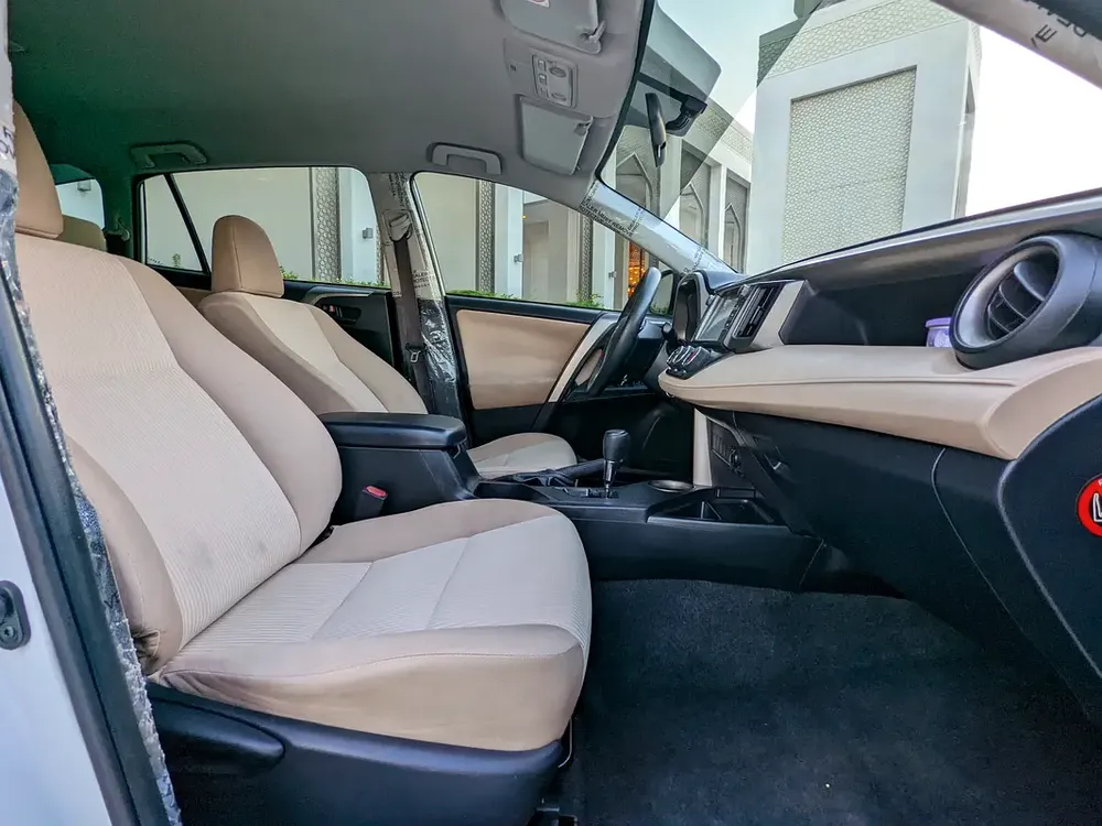 Toyota RAV4 GCC 2014 Prestine Condition Mid Option With Navigation Low KM Perfect Family SUV - Image 8