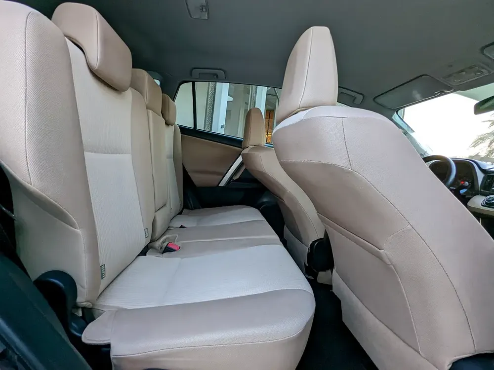 Toyota RAV4 GCC 2014 Prestine Condition Mid Option With Navigation Low KM Perfect Family SUV - Image 9