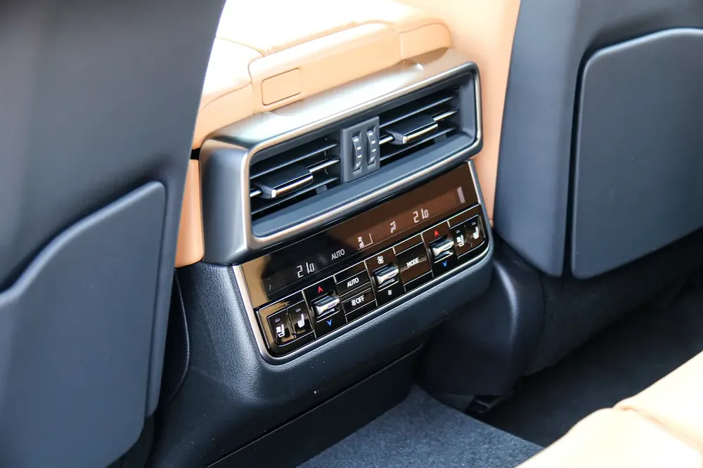 Lexus LX 600 Signature 2026, GCC Specs - Like New! - Image 15