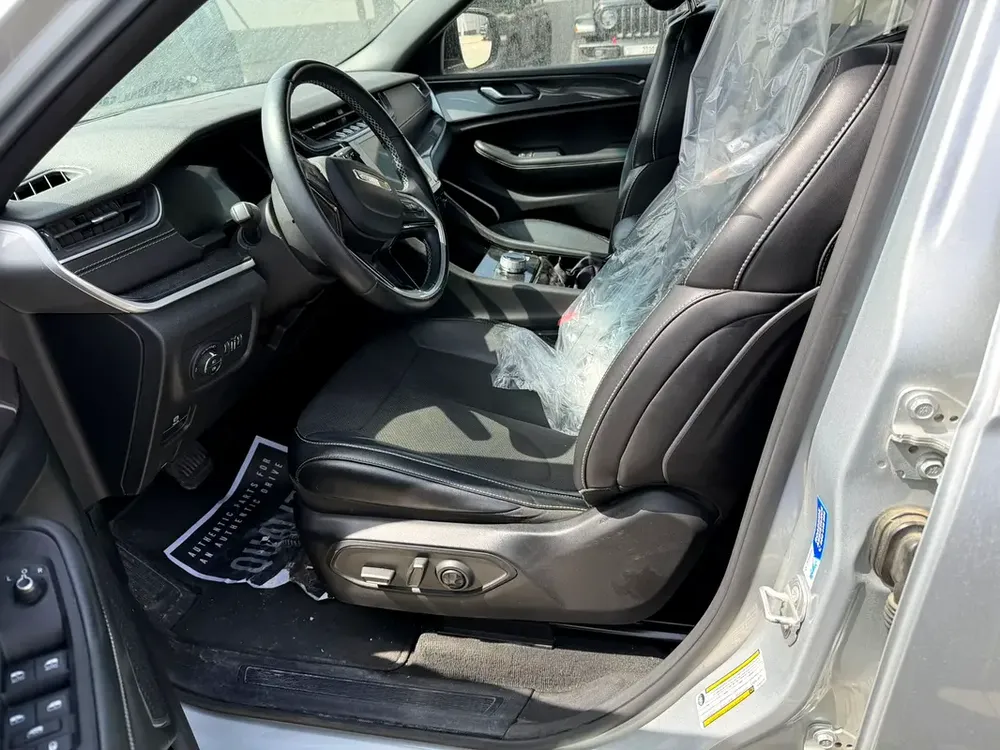 Jeep Service History / 2 Keys | Jeep Grand Cherokee Altitude 2022 GCC Specifications (Single Owner) - Image 6