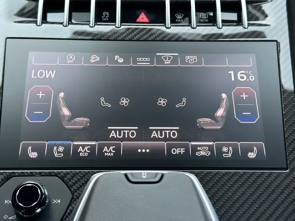 URUS PERFORMANTE | TWO TONE INT | FULL CARBON INT/EXT | MASSAGE SEATS | CLEAN TITLE | 2024 - Image 12