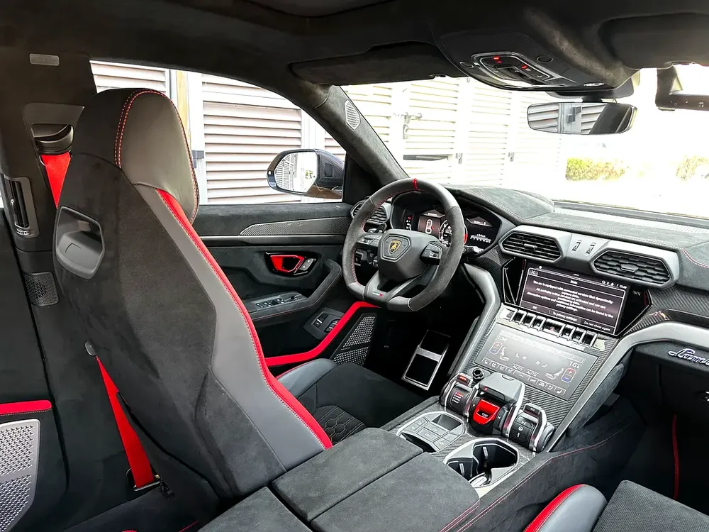 URUS PERFORMANTE | TWO TONE INT | FULL CARBON INT/EXT | MASSAGE SEATS | CLEAN TITLE | 2024 - Image 6
