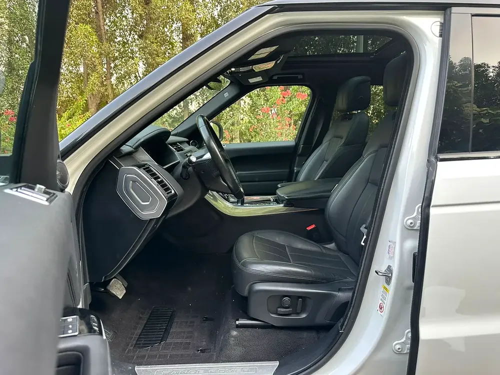 2019 Range Rover Sport HSE – SVR Kit | 3.0L V6 | 340 HP | Perfect Condition - Image 8