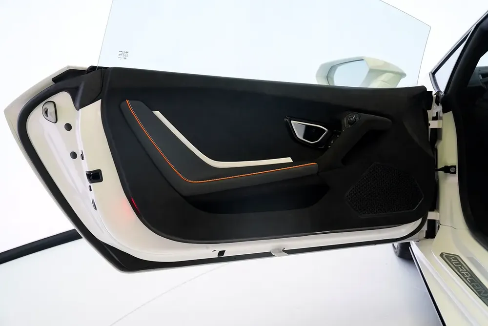 ULTIMATE MOTORS SERVICE TILL NOV 2026 | CARBON INTERIOR | TRI TONE INTERIOR | TECNICA - Image 8