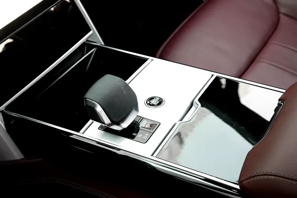 10,967 P.M | 0% Downpayment | Autobiography | P530 V8! - Image 10