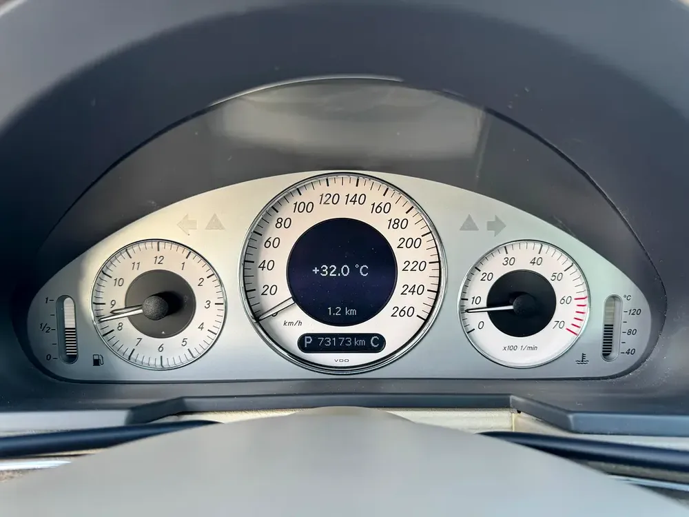 Mercedes Benz E320 2004 73000km - Beige Interior - Original Paint - Japan Import - Clean Title - Image 18